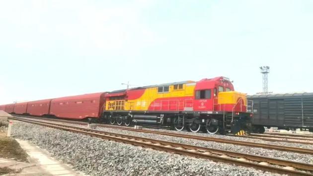生产基地制造的哈弗牌商品车,从南京货运中心尧化门铁路货场鸣笛驶出